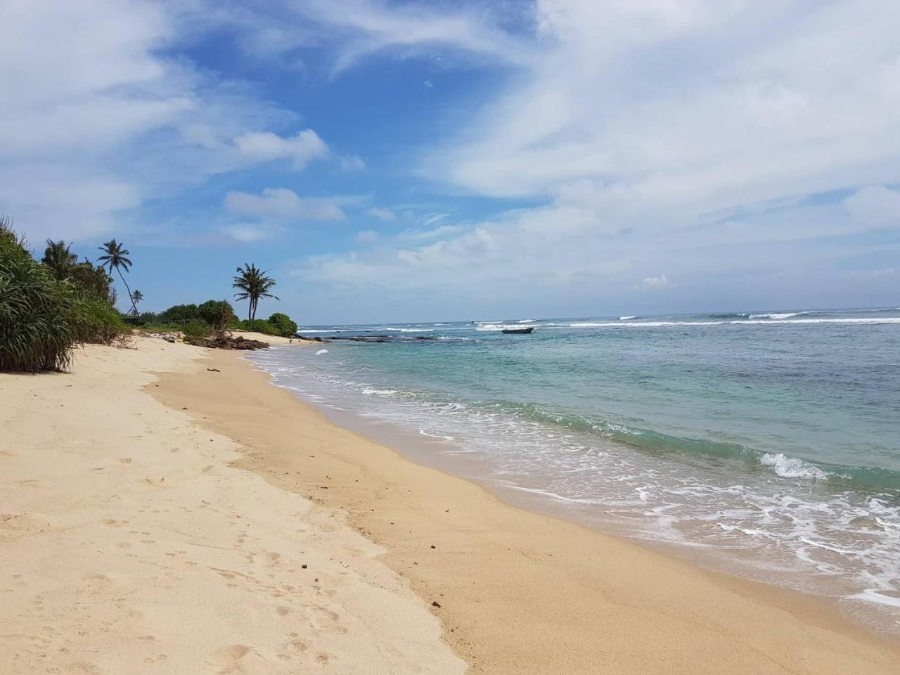 White Villa Beach Resort Mirissa Exterior foto